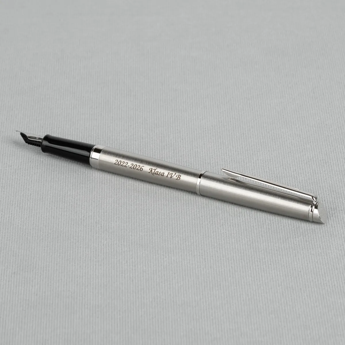 Pióro wieczne Waterman Hemisphere stalowe CT S0920410 z grawerem „2022–2026 Klasa IV B” na jasnym tle