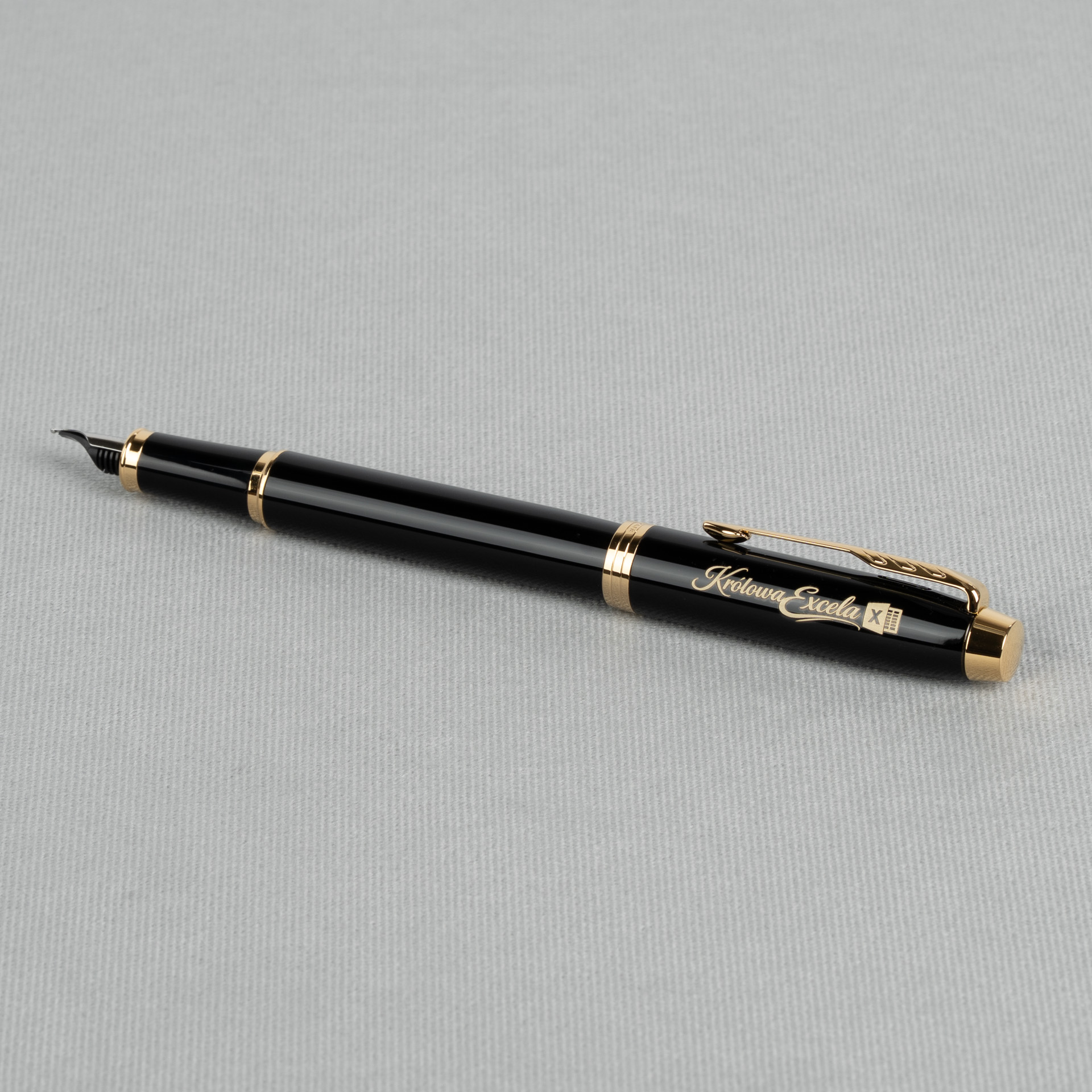 Pióro wieczne Parker IM czarne GT z grawerem na błyszczącym lakierze i złotymi wykończeniami