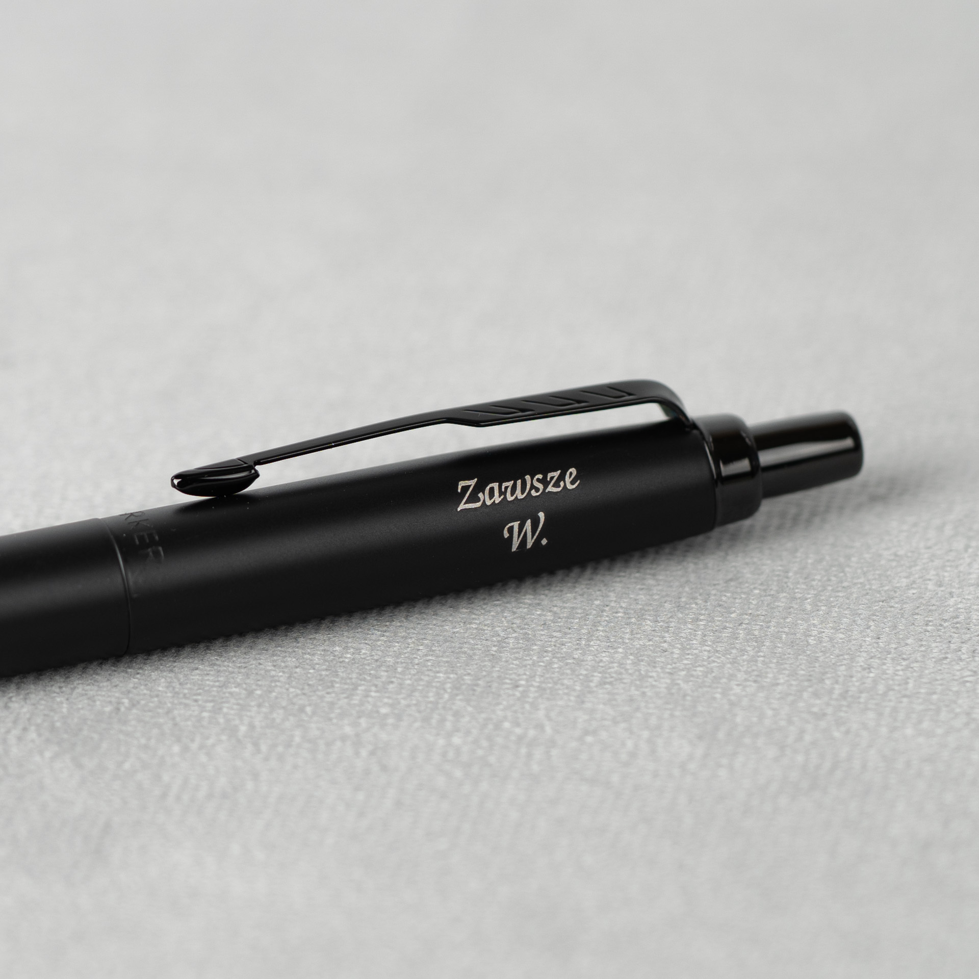Długopis Parker Jotter XL Monochrome Black z grawerem „Zawsze W.” na czarnym matowym korpusie