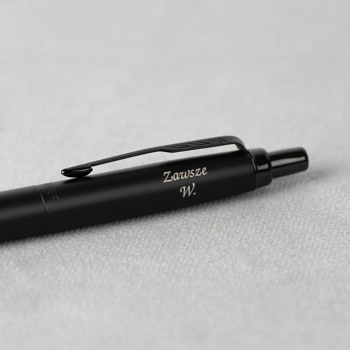 Długopis Parker Jotter XL Monochrome Black z grawerem &bdquo;Zawsze W.&rdquo; na czarnym matowym korpusie