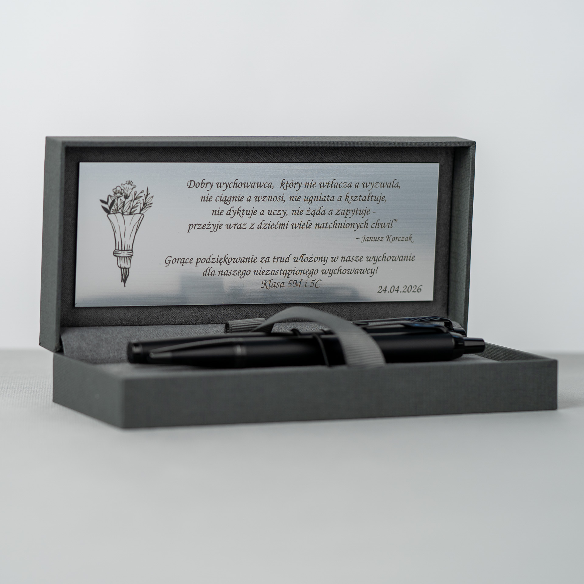 Długopis Parker IM Achromatic czarny matowy z grawerem w eleganckim etui