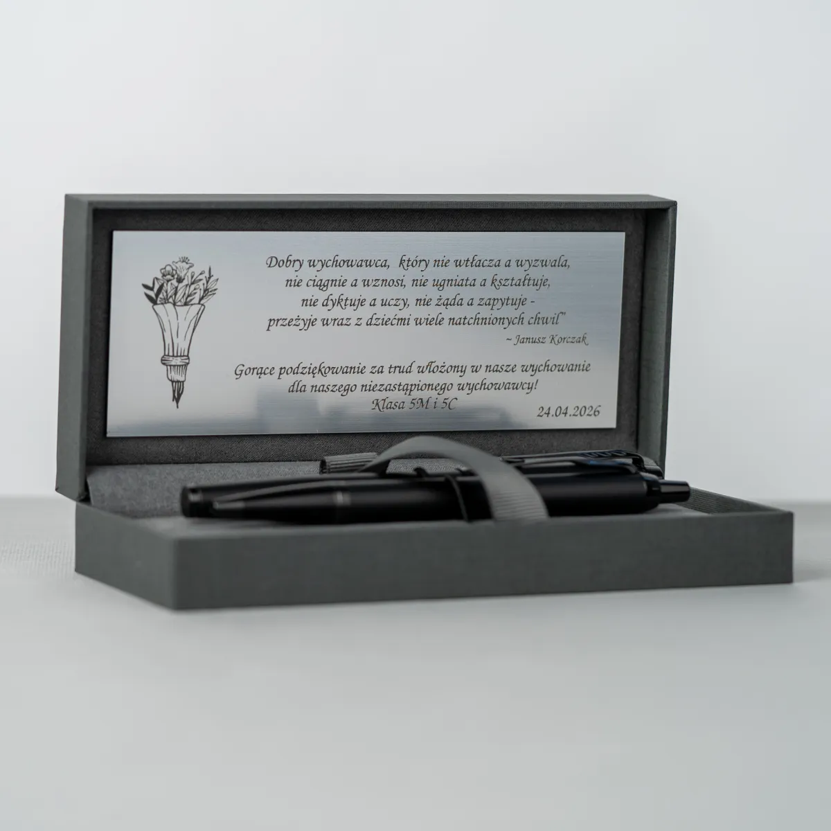 Długopis Parker IM Achromatic czarny matowy z grawerem w eleganckim etui