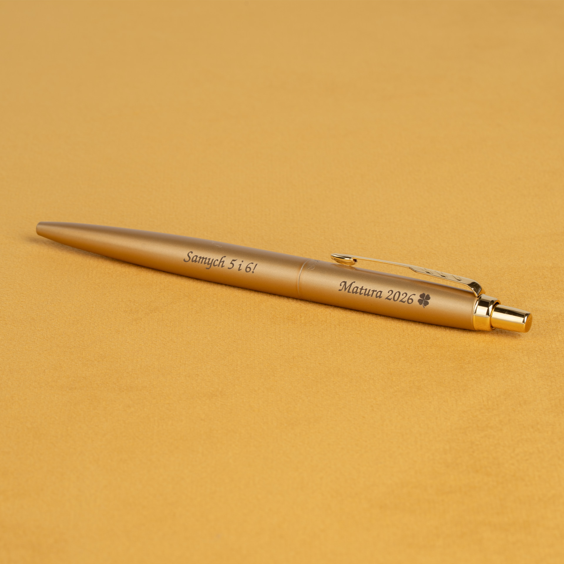 Długopis Parker Jotter XL Monochrome Gold z personalizowanym grawerem na tle w kolorze złotym