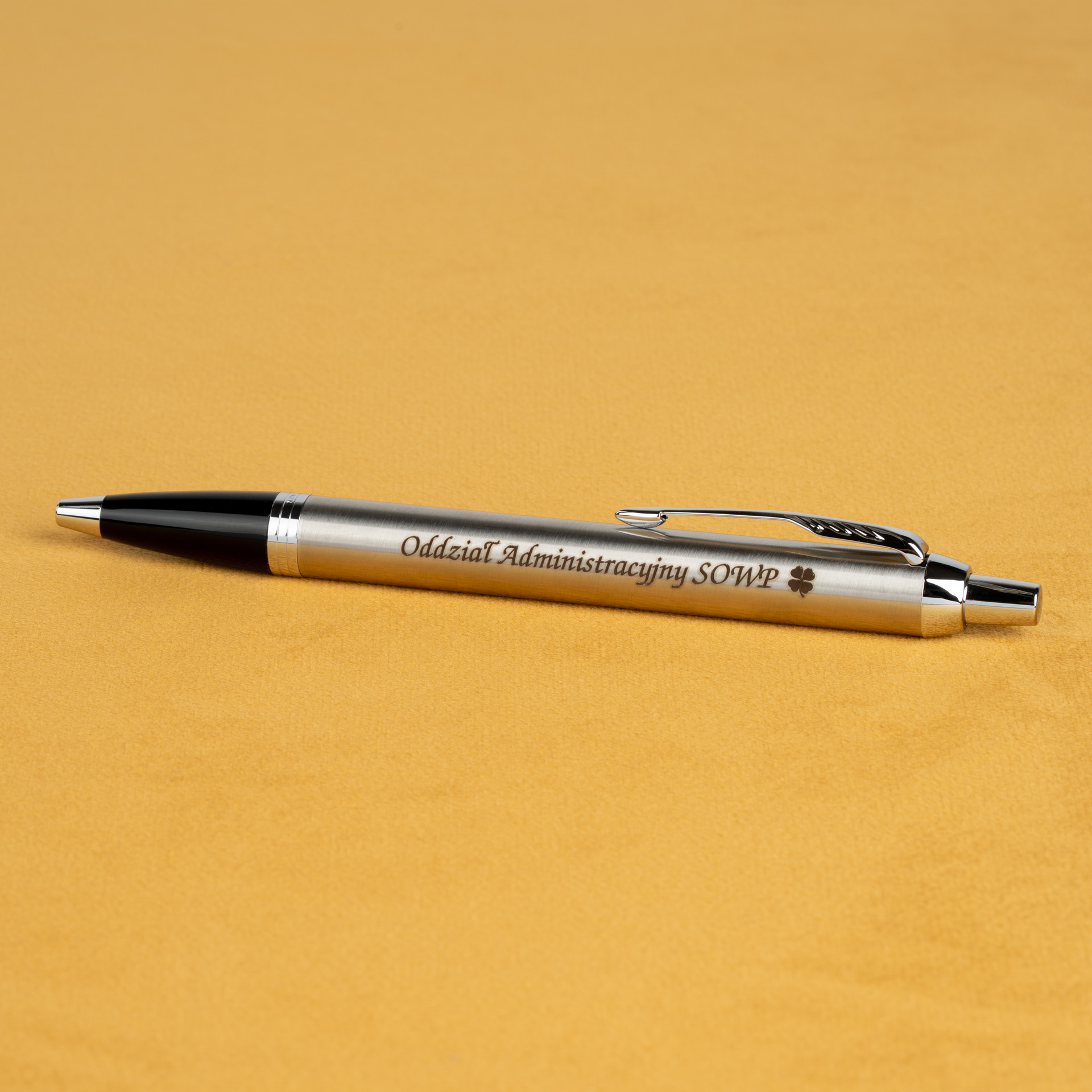 Długopis Parker IM Stainless Steel CT ze szczotkowanej stali z chromowanymi wykończeniami i personalizowanym grawerem