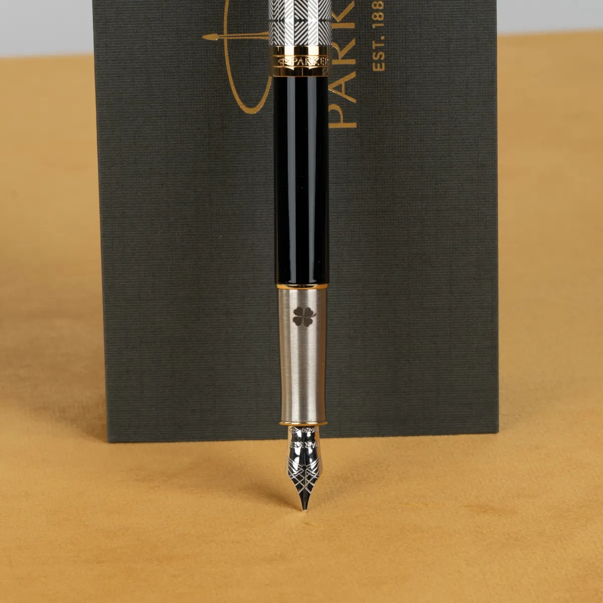 Luksusowe pi&oacute;ro wieczne Parker Sonnet Metal & Black GT z 18-karatową stal&oacute;wką w eleganckim etui