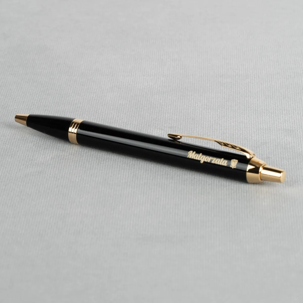 Elegancki długopis Parker IM Black GT ze złotymi wykończeniami i personalizowanym grawerem na czarnym korpusie