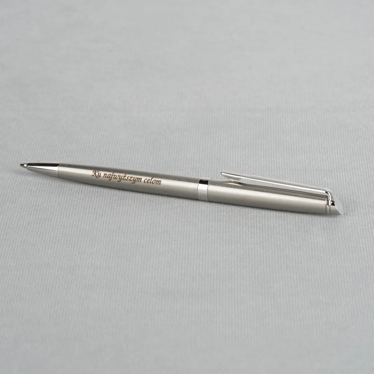 Elegancki długopis Waterman Hemisphere Stainless Steel CT z chromowanymi wykończeniami i personalizowanym grawerem