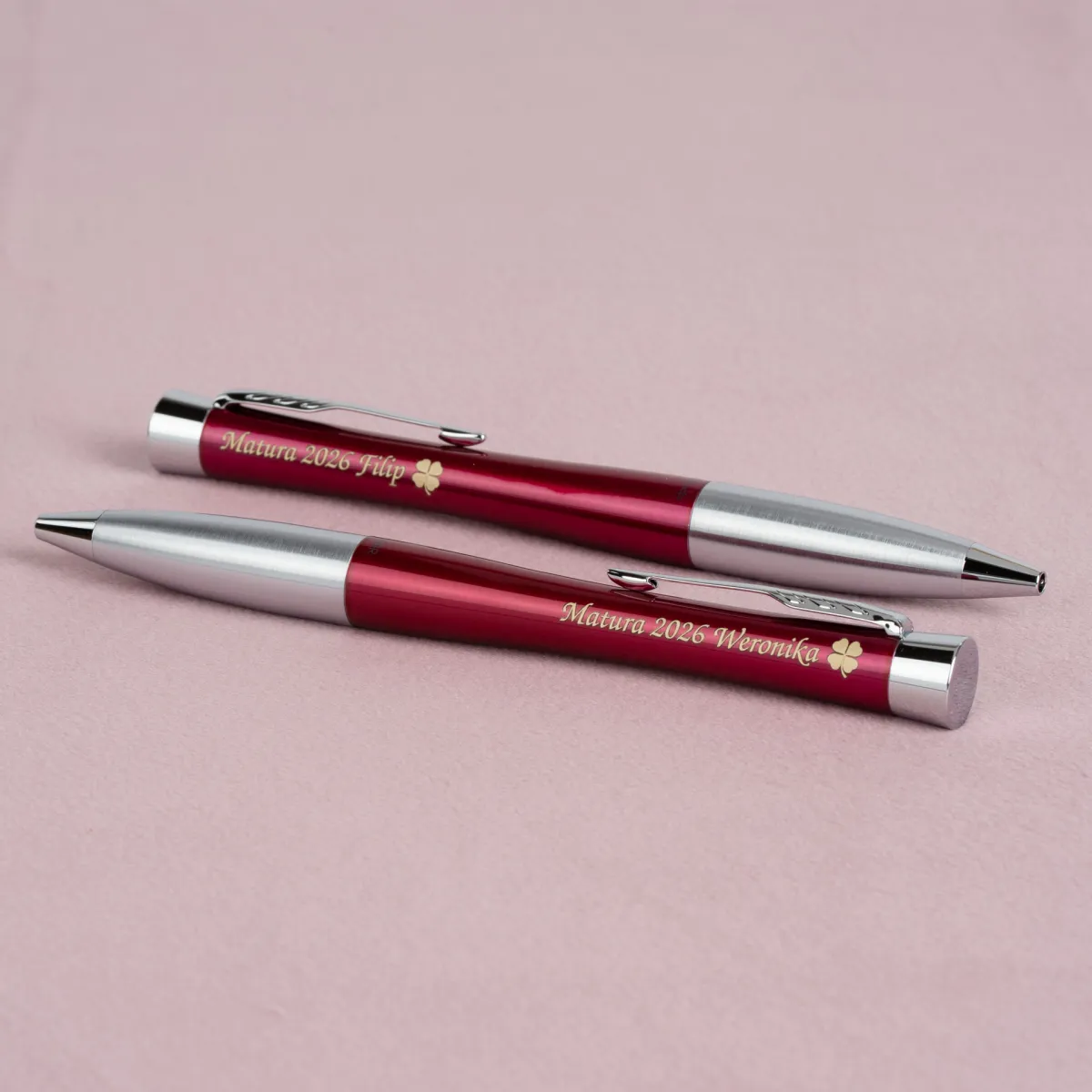 Elegancki długopis Parker Urban Magenta CT w kolorze czerwono-r&oacute;żowym z chromowanymi wykończeniami i personalizowanym grawerem