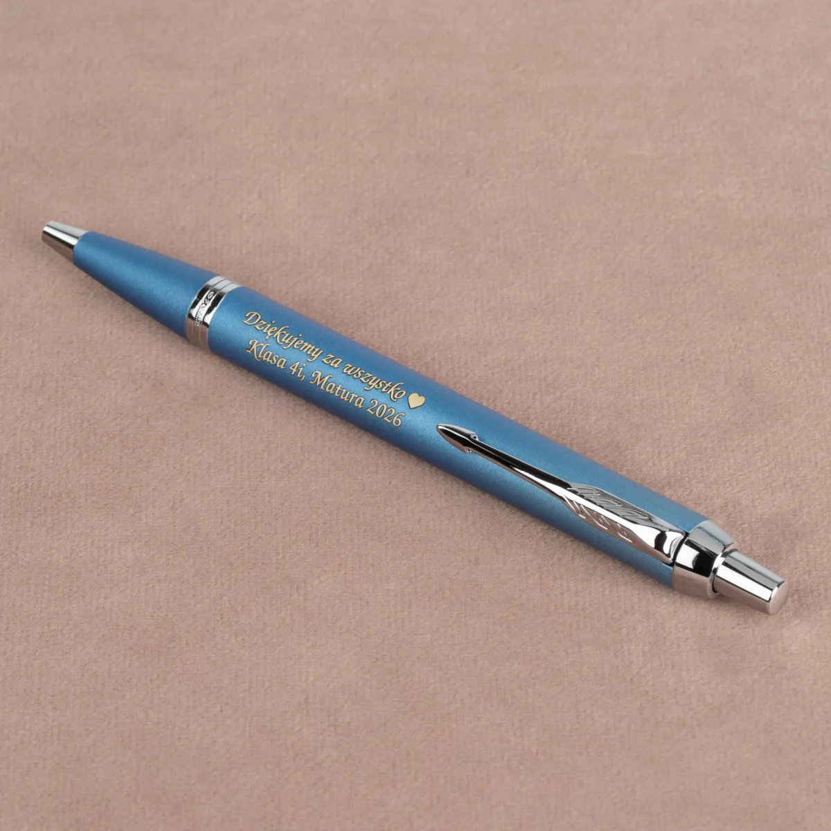 Długopis Parker IM Rituals Turquoise Blue CT z grawerem &bdquo;Dziękujemy za wszystko, Matura 2026&rdquo;, elegancki niebieski długopis Parker