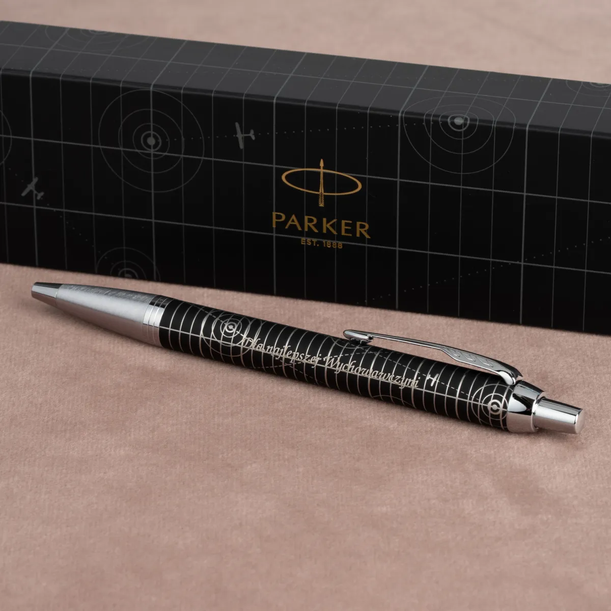 Długopis Parker IM Premium Legacy of Flight CT z grawerem „Dla najlepszej wychowawczyni”, elegancki czarny długopis Parker w pudełku