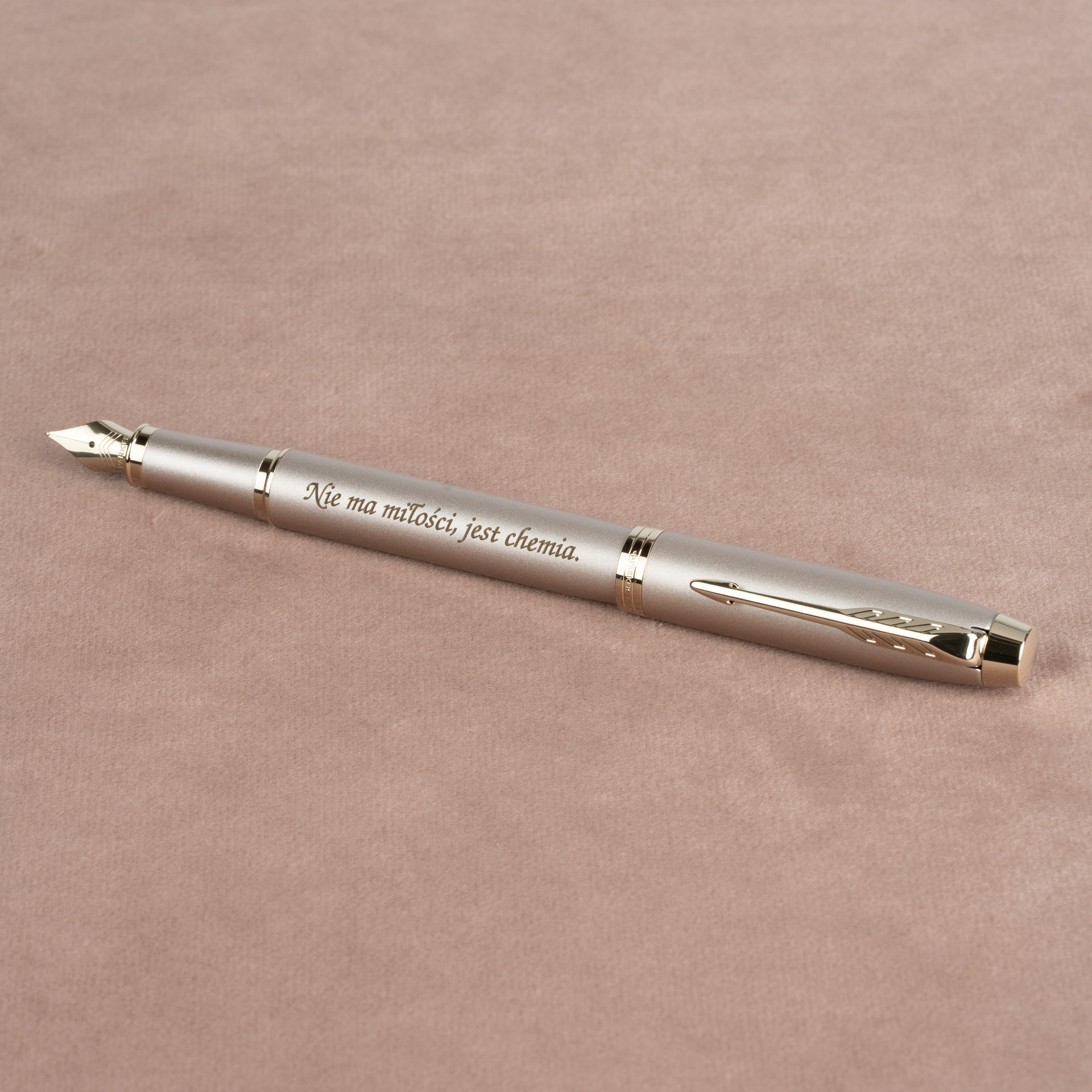 Pióro wieczne Parker IM Monochrome Champagne z grawerem „Nie ma miłości, jest chemia”, eleganckie złote pióro Parker