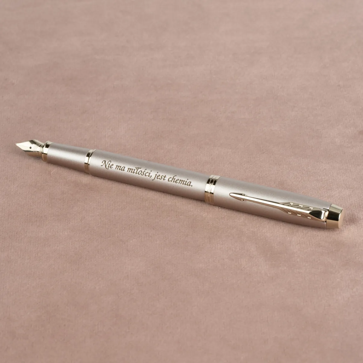 Pióro wieczne Parker IM Monochrome Champagne z grawerem „Nie ma miłości, jest chemia”, eleganckie złote pióro Parker
