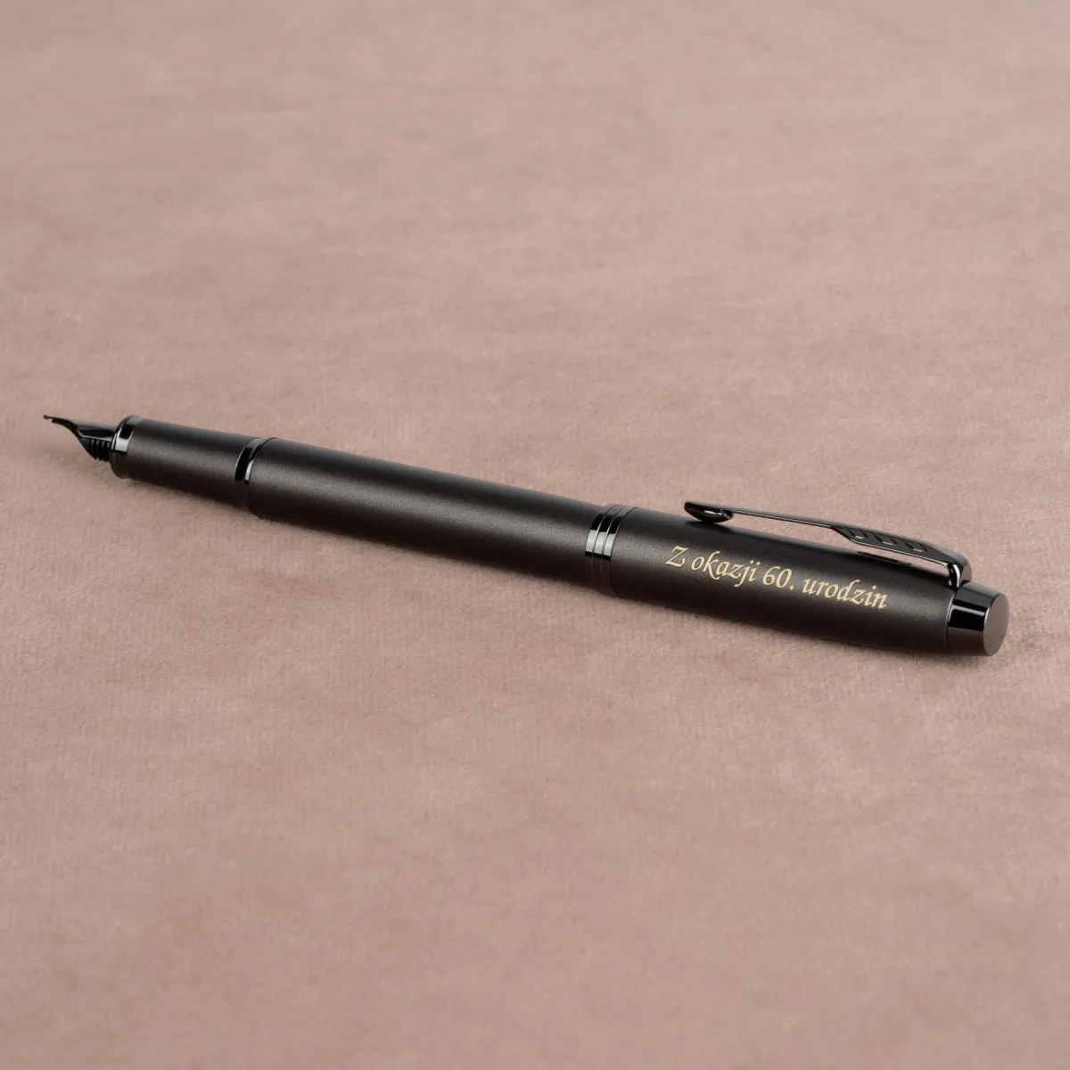 Pi&oacute;ro wieczne Parker IM Monochrome Bronze z grawerem &bdquo;Z okazji 60. urodzin&rdquo;, eleganckie brązowe pi&oacute;ro Parker na prezent