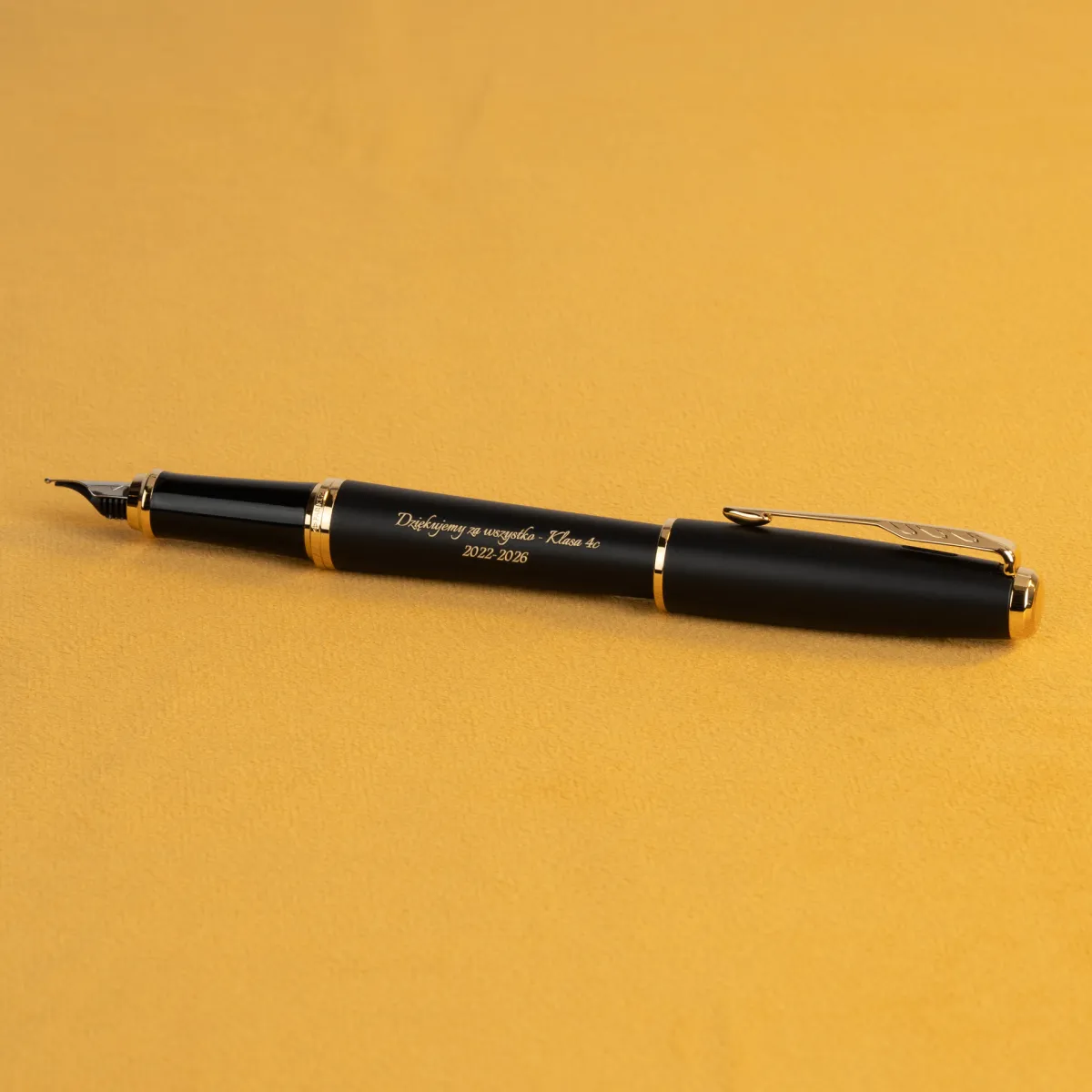 Pióro wieczne Parker Urban Muted Black GT z grawerem „Dziękujemy za wszystko, klasa 4c 2022–2026”, eleganckie czarne pióro Parker
