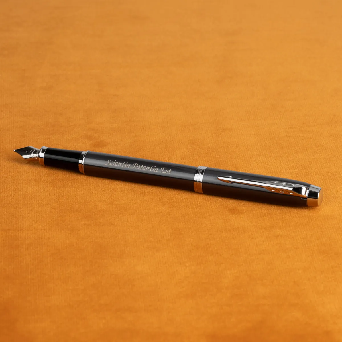 Pi&oacute;ro wieczne Parker IM Dark Espresso CT z grawerem &bdquo;Scientia Potentia Est&rdquo;, eleganckie brązowe pi&oacute;ro Parker srebrne detale