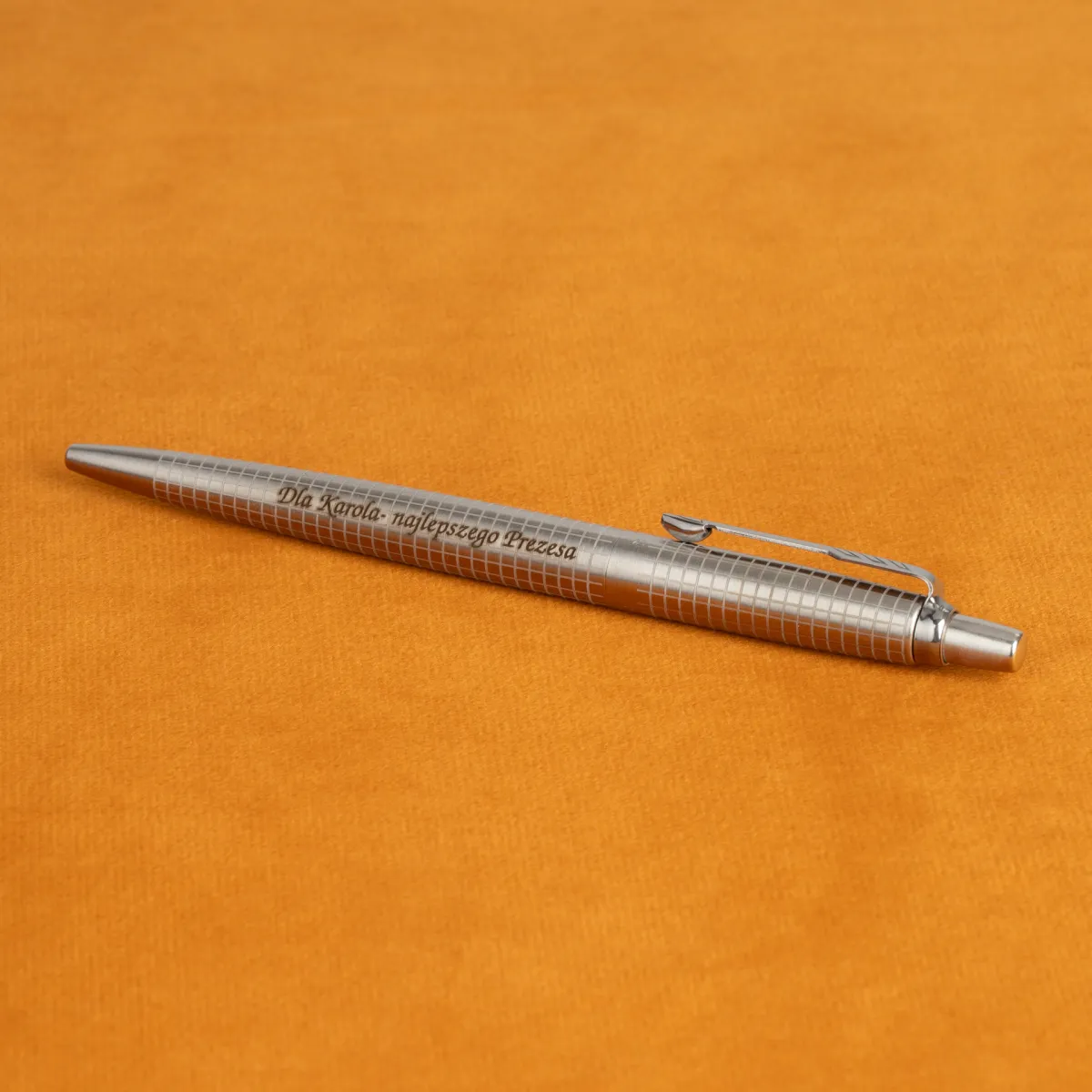 Długopis Parker Jotter 70th Anniversary Stainless Steel CT z grawerem &bdquo;Dla Karola najlepszego Prezesa&rdquo;, stalowy długopis Parker
