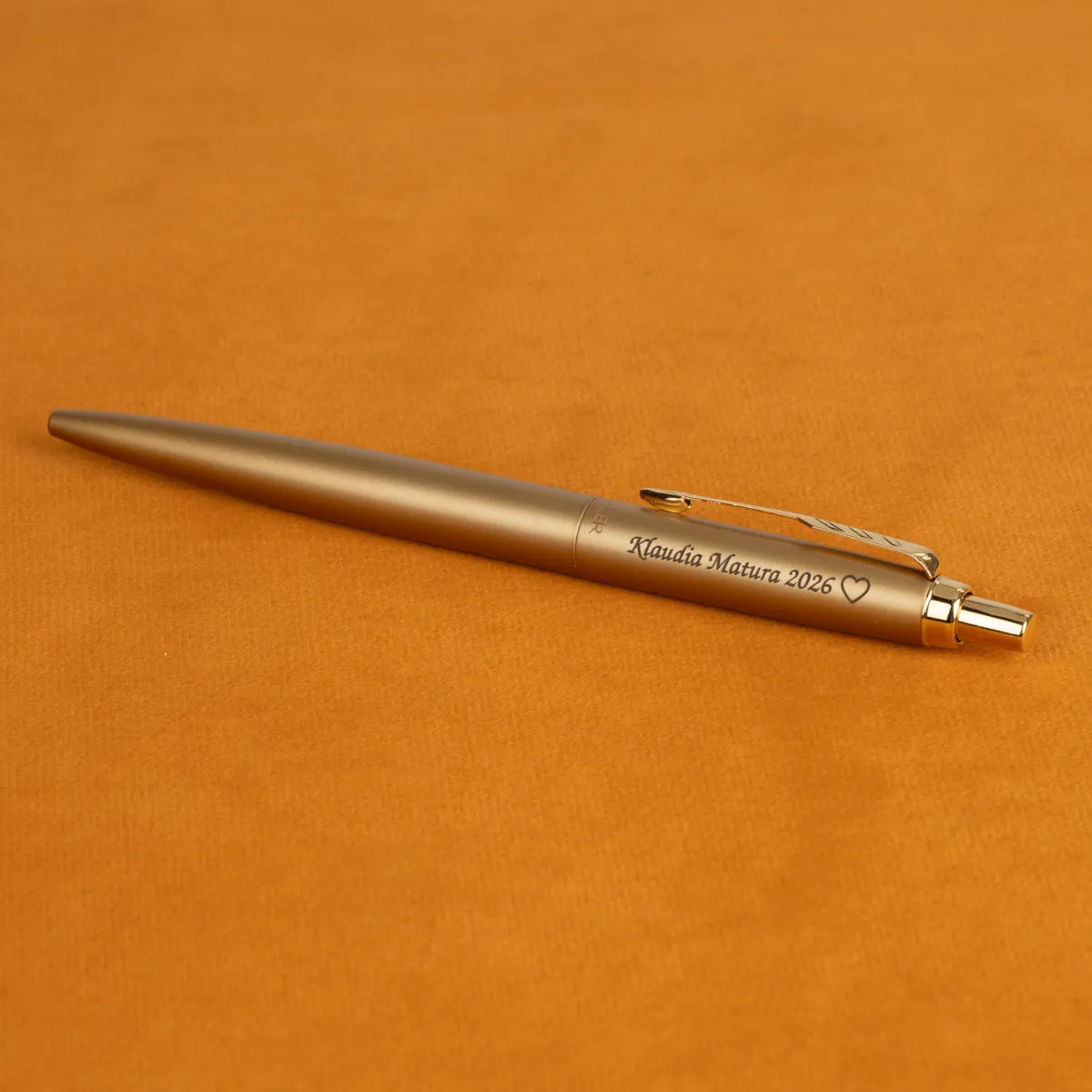 Długopis Parker Jotter XL Monochrome Gold z grawerem &bdquo;Klaudia Matura 2026&rdquo; i sercem, elegancki złoty długopis Parker