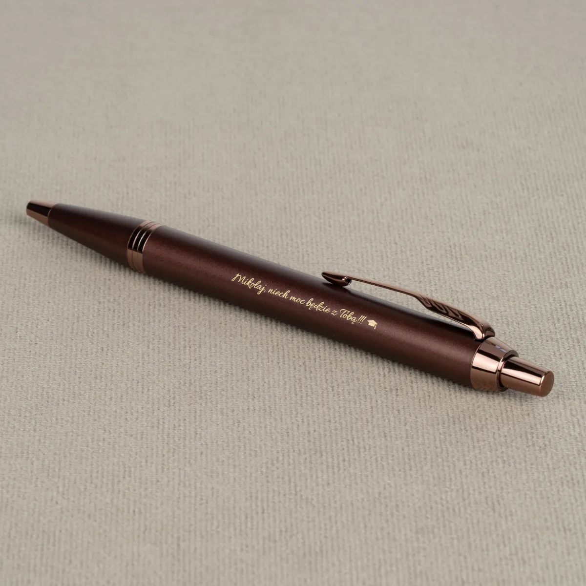 Długopis Parker IM Professionals Monochrome Burgundy z grawerem &bdquo;Mikołaj, niech moc będzie z Tobą!!!&rdquo;, elegancki bordowy długopis
