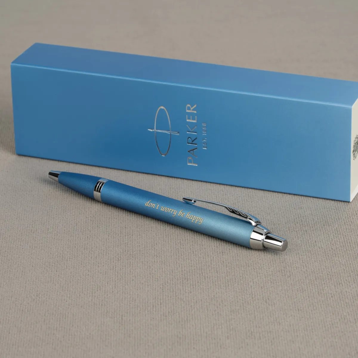 Długopis Parker IM Rituals Turquoise Blue CT z grawerem &bdquo;don&rsquo;t worry be happy&rdquo;, elegancki turkusowy długopis w pudełku Parker