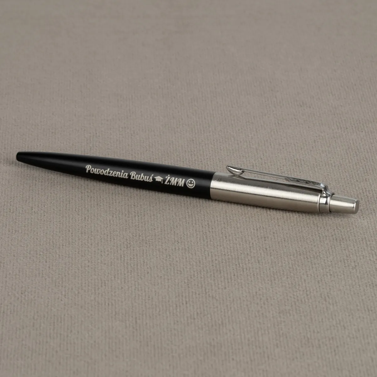 Długopis Parker Jotter Czarny Bond Street CT z grawerem „Powodzenia Bubuś ZMM”, elegancki czarny długopis ze stalowym klipsem