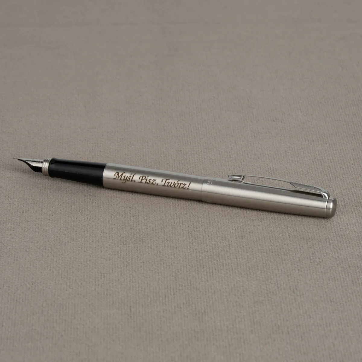 Pi&oacute;ro wieczne Parker Jotter Stalowy CT z grawerem &bdquo;Myśl. Pisz. Tw&oacute;rz!&rdquo;, eleganckie stalowe pi&oacute;ro Parker