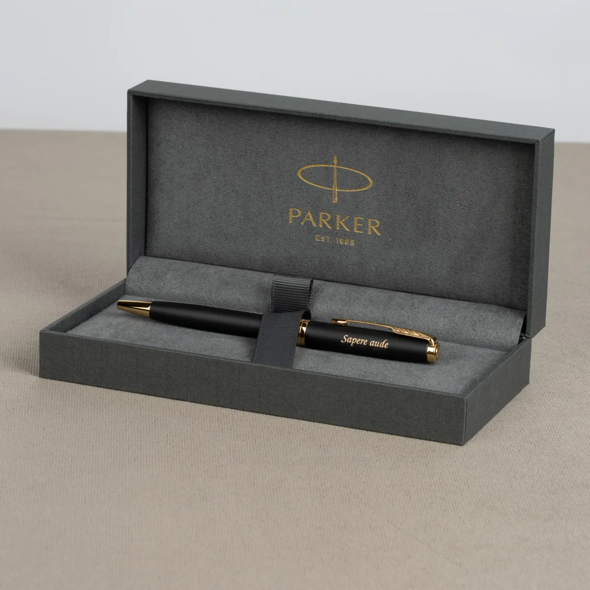 Długopis Parker IM Professionals Monochrome Champagne z grawerem &bdquo;Idź po swoje!&rdquo; i koniczynką, elegancki złoty długopis