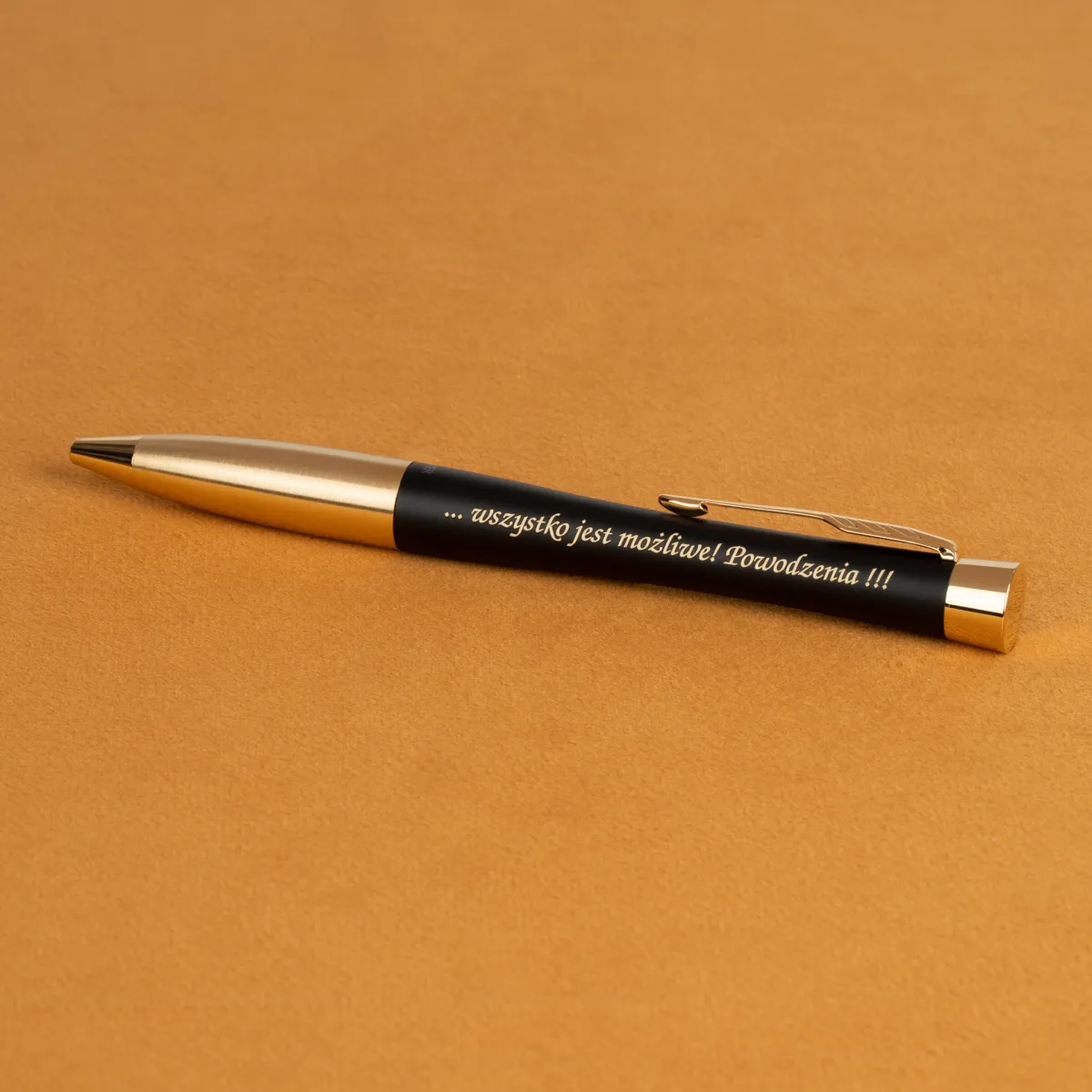 Długopis Parker Urban Czarny Matowy GT z grawerem &bdquo;wszystko jest możliwe&rdquo;, czarno-złoty elegancki design