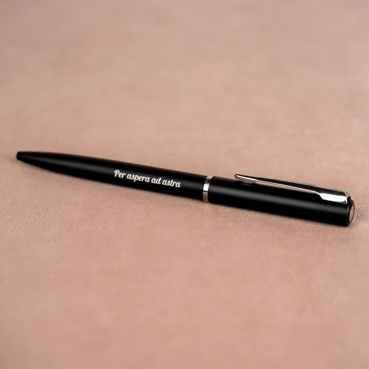 Długopis Waterman Allure czarny matowy CT z grawerem Per aspera ad astra, elegancki minimalistyczny design