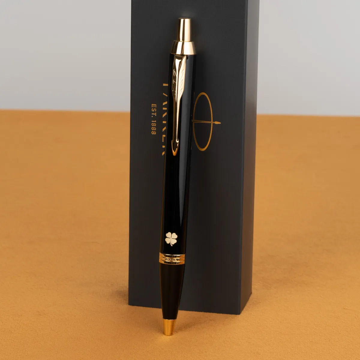 Długopis Parker IM czarny GT z koniczynką, elegancki czarno-złoty design w pudełku Parker