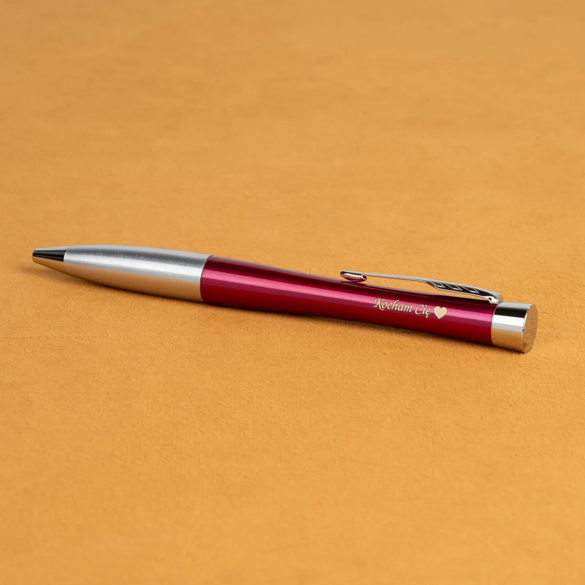 Długopis Parker Urban Magenta CT z grawerem &bdquo;Kocham Cię&rdquo; i sercem, elegancki czerwony korpus ze srebrnymi wykończeniami