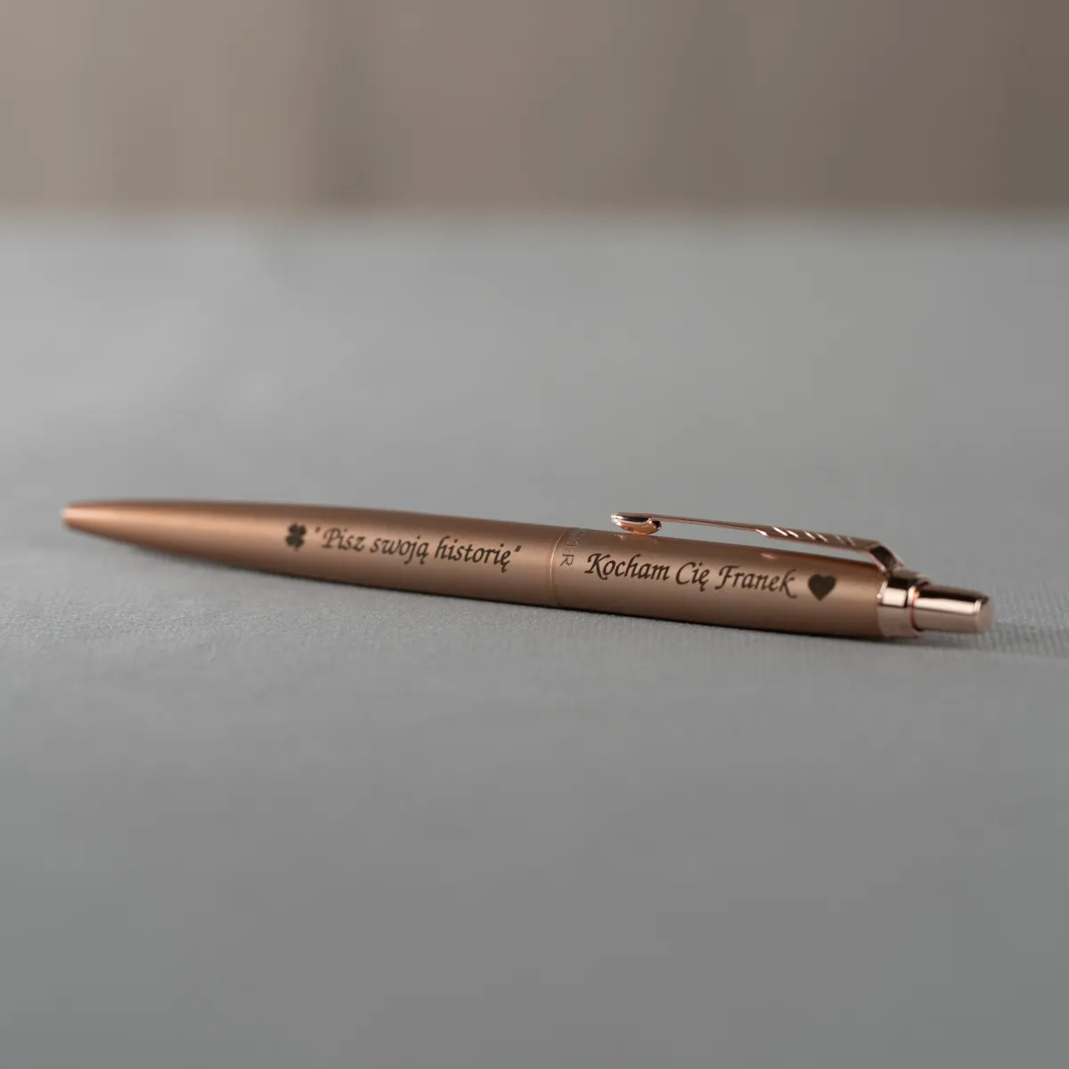 Długopis Parker Jotter XL Monochrome Pink Gold z grawerem „Kocham Cię Franek”, różowo-złoty korpus, elegancki design