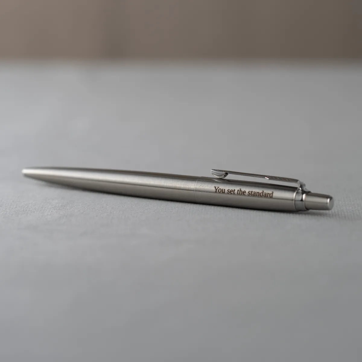 Długopis Parker Jotter Stalowy Matowy CT z grawerem &bdquo;You set the standard&rdquo;, minimalistyczny stalowy design