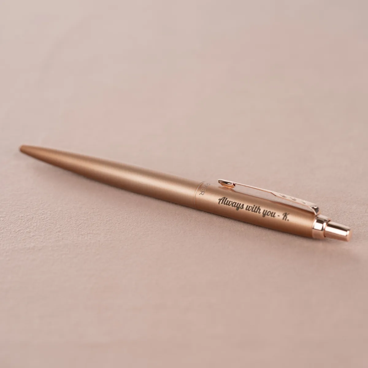 Długopis Parker Jotter XL Monochrome Pink Gold z grawerem „Always with you – K.”, elegancki różowo-złoty design