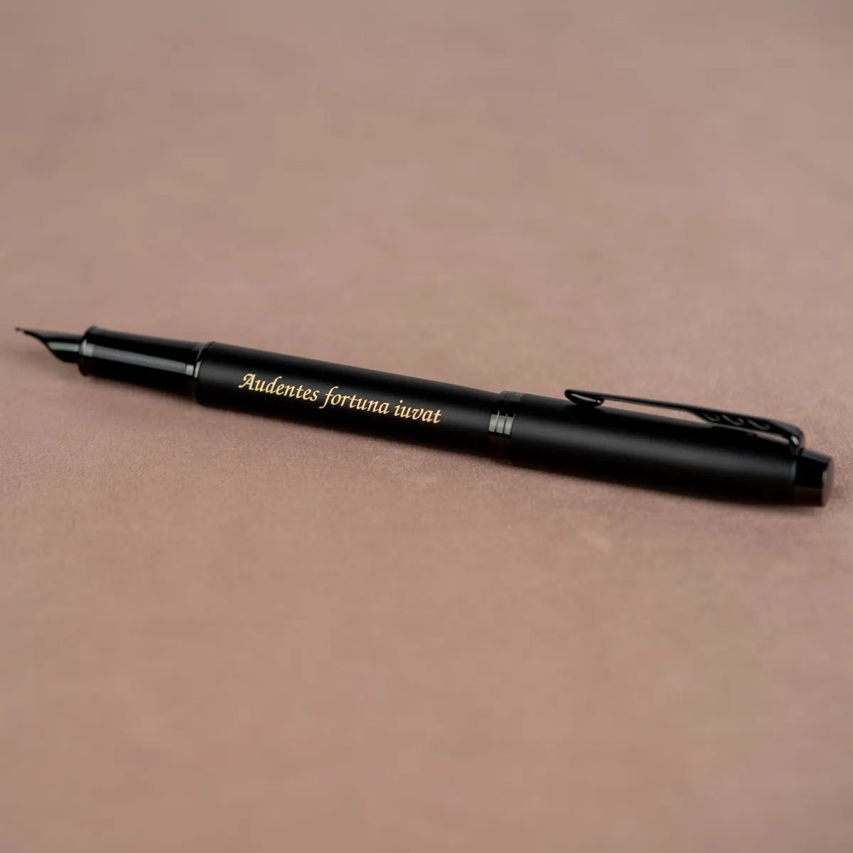 Pióro wieczne Parker IM Achromatic czarne z grawerem „Audentes fortuna iuvat”, elegancki matowy design