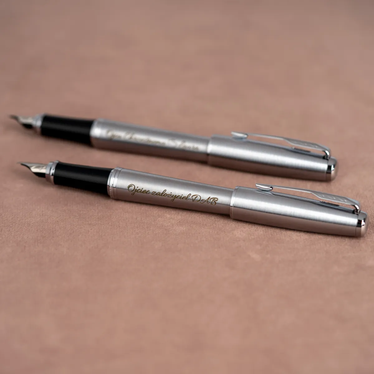 Pi&oacute;ra wieczne Parker Jotter stalowe CT z grawerem, elegancki zestaw dw&oacute;ch pi&oacute;r w minimalistycznym stylu