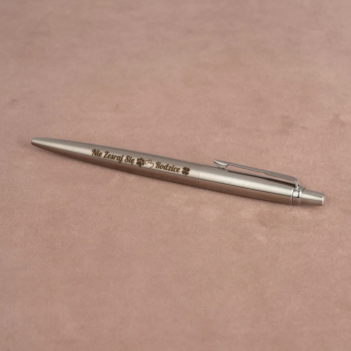 Długopis Parker Jotter stalowy matowy CT z grawerem &bdquo;Nie zesraj się Rodzice&rdquo;, personalizowany prezent