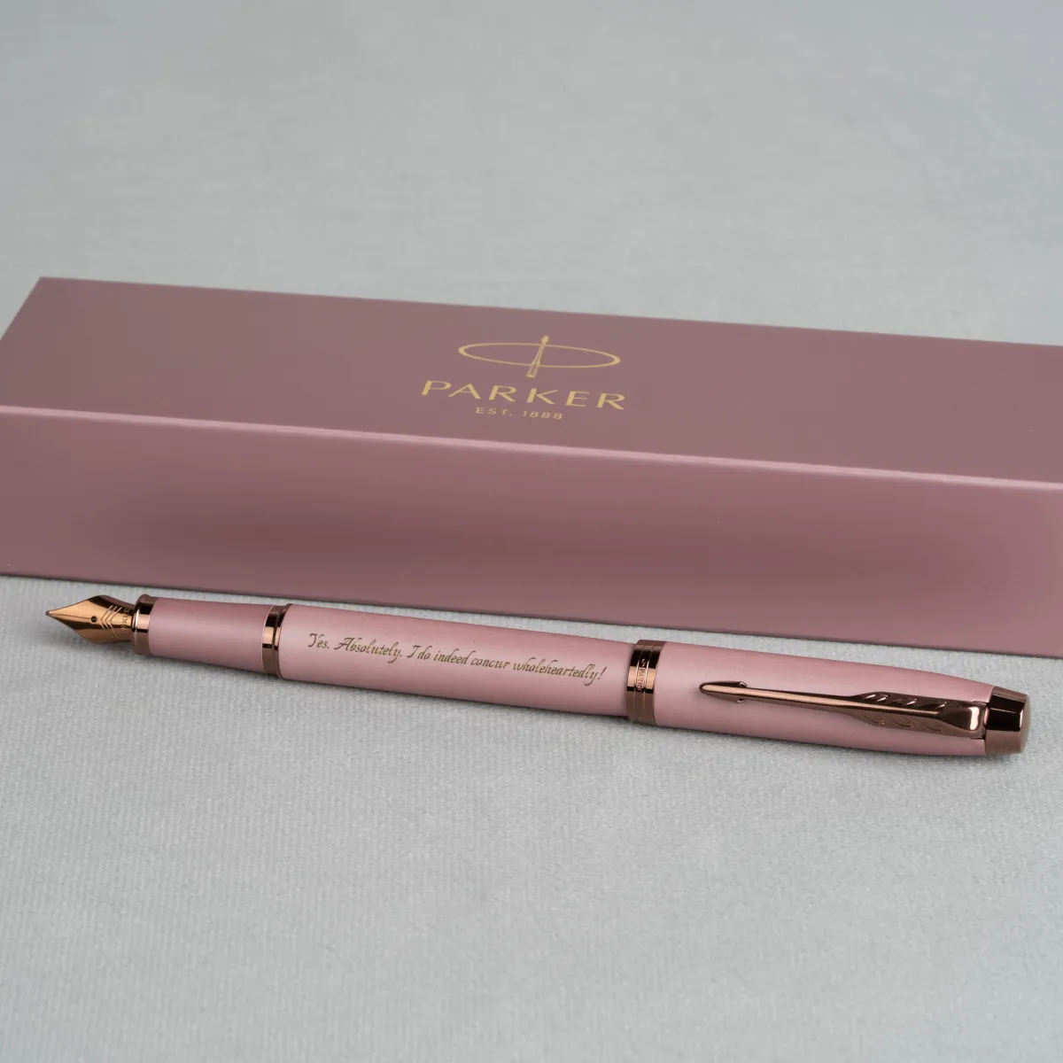 Pióro wieczne Parker IM Rituals Mauve z grawerem na tle różowego pudełka Parker