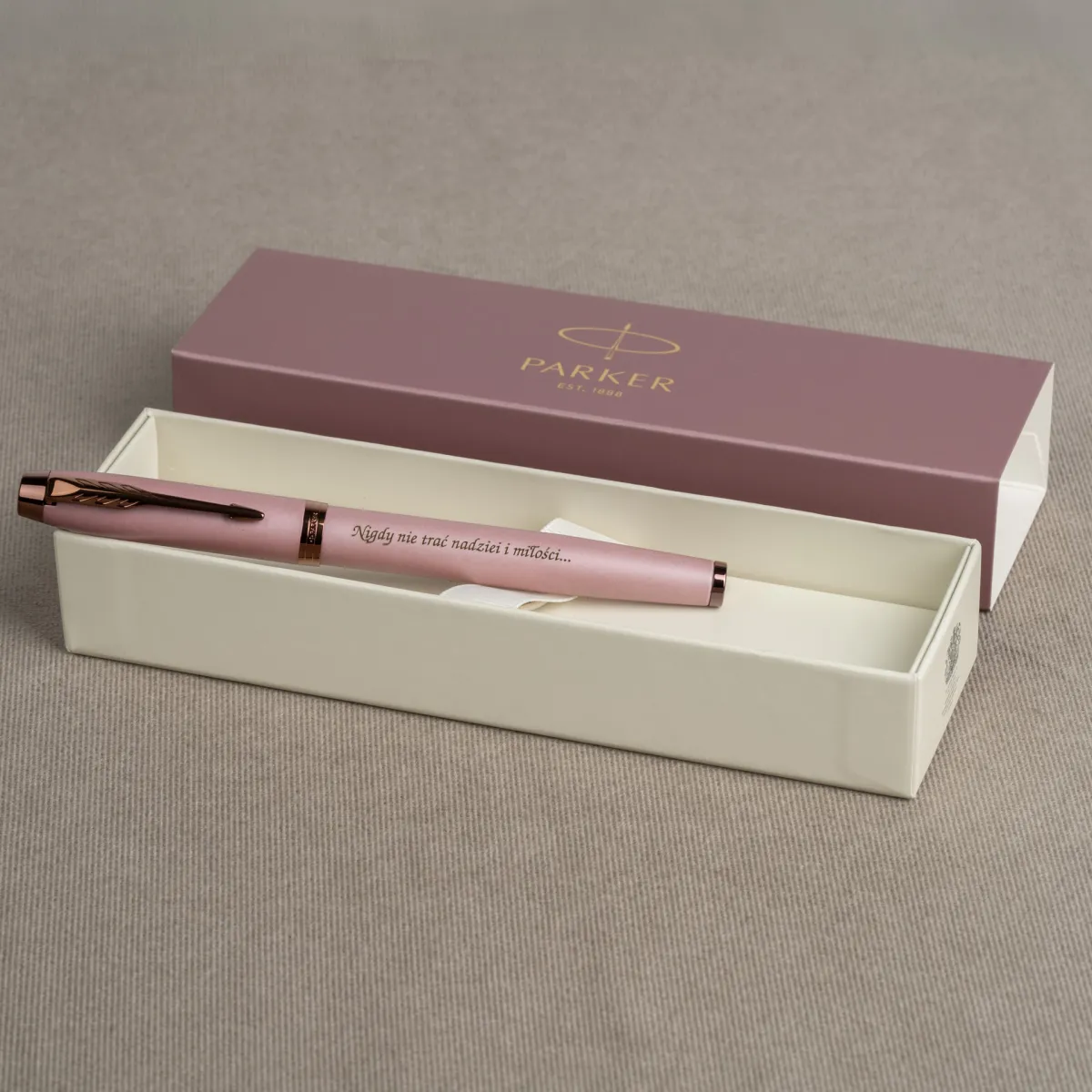 Pióro wieczne Parker IM Rituals Mauve z grawerem w eleganckim różowym pudełku prezentowym.