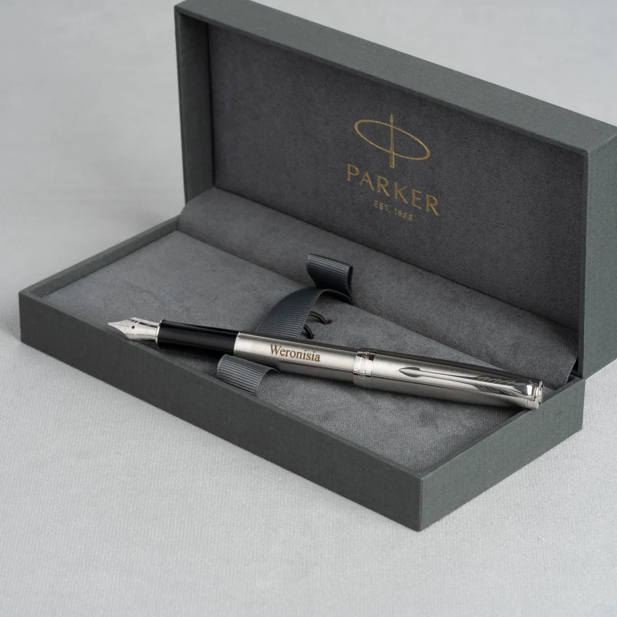 Pi&oacute;ro wieczne Parker Sonnet Stalowy CT z grawerem imienia w eleganckim etui Parker.
