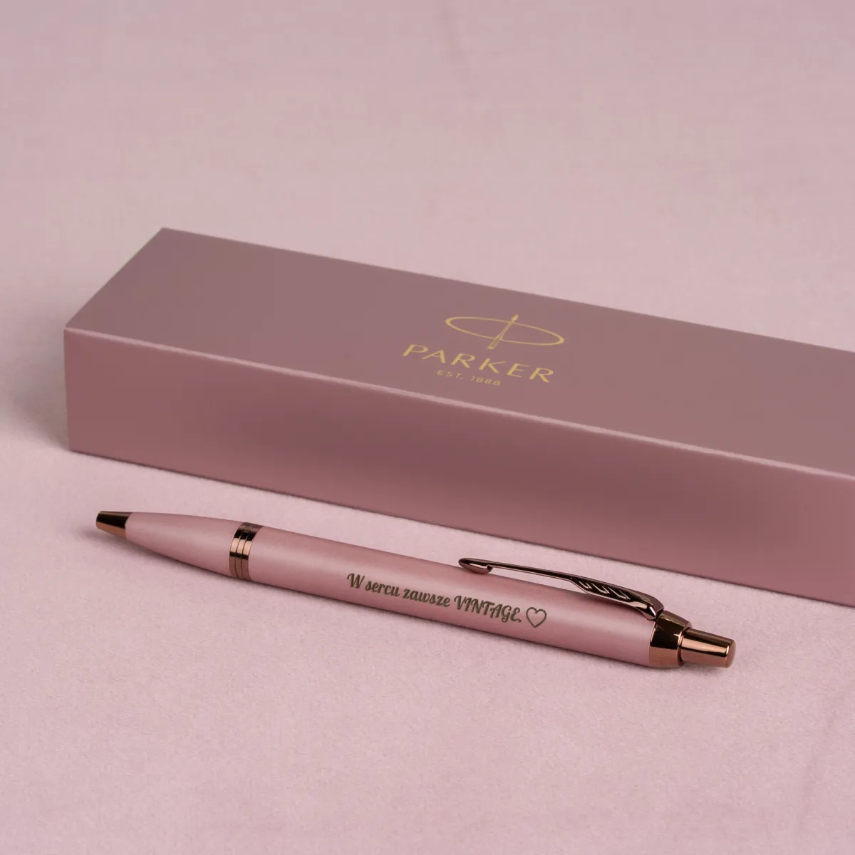 Długopis Parker IM Rituals Mauve z grawerem w różowym etui Parker.