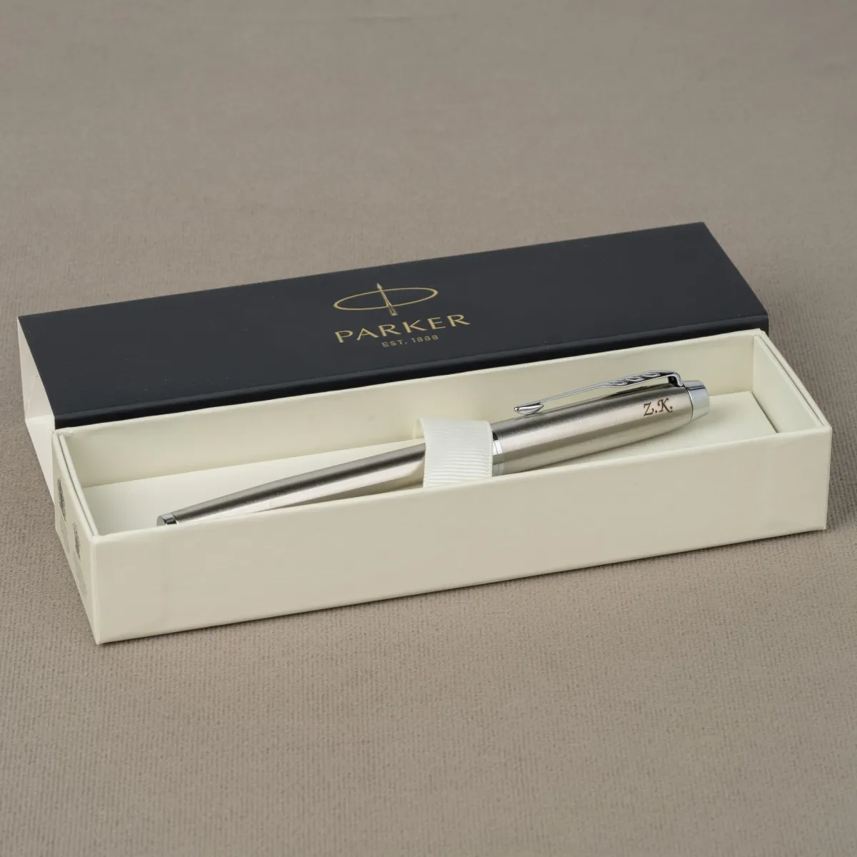 Pi&oacute;ro wieczne Parker IM Stainless Steel CT z grawerem inicjał&oacute;w w eleganckim pudełku prezentowym.