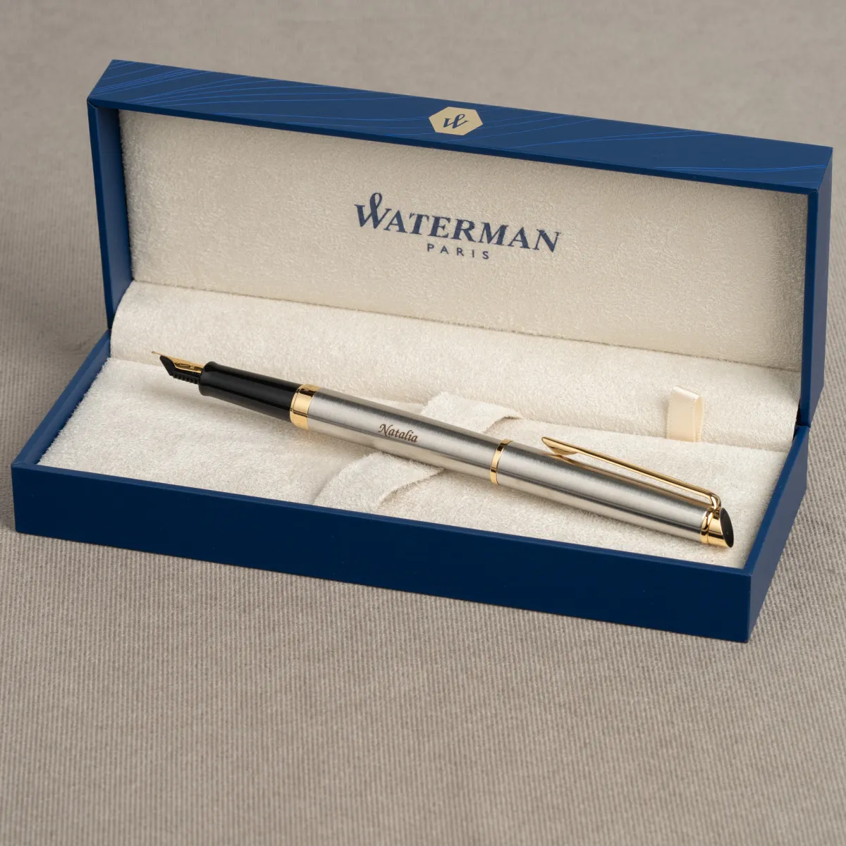 Pi&oacute;ro wieczne Waterman Hemisphere stalowe GT z grawerem &bdquo;Natalia&rdquo; w eleganckim niebieskim etui Waterman.