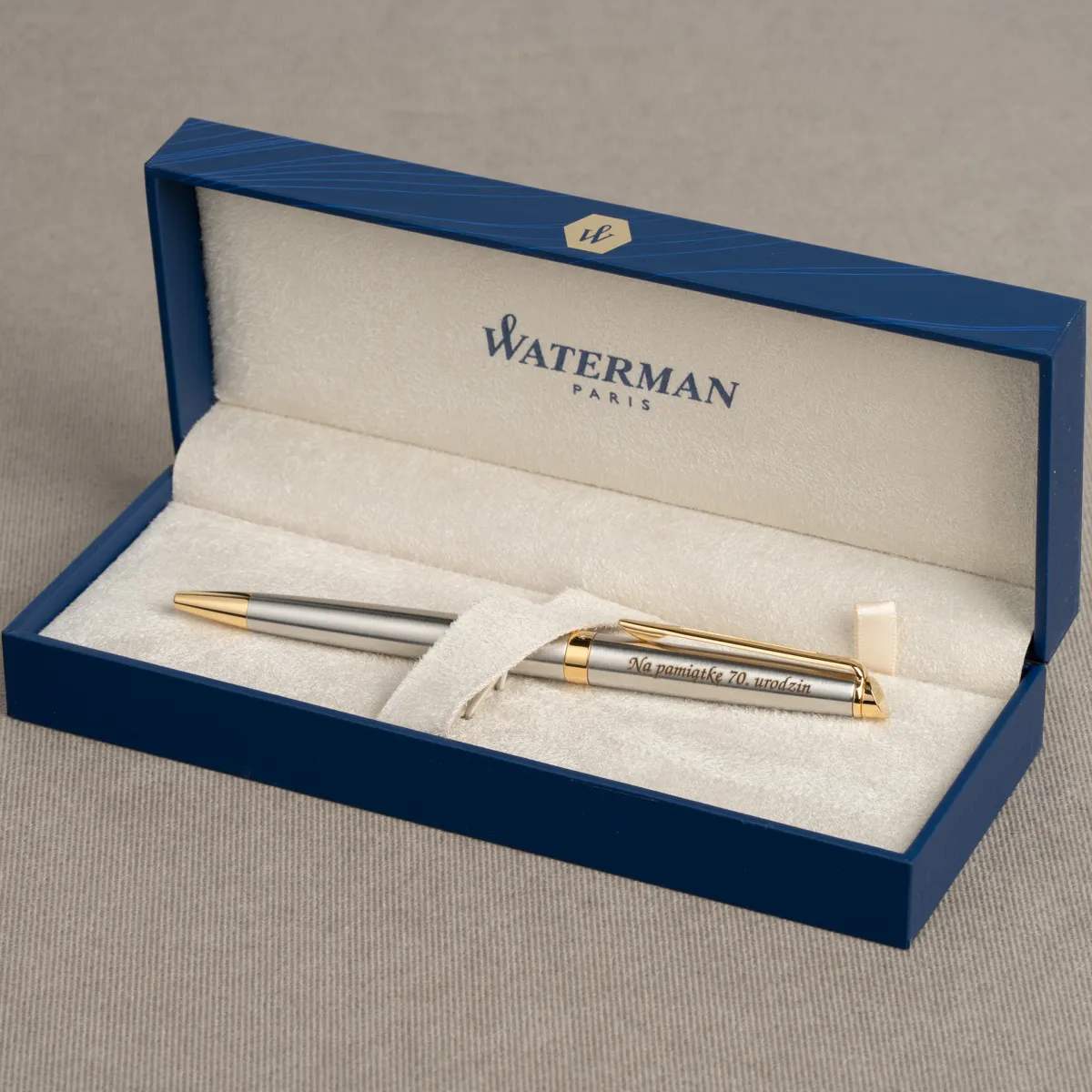 Długopis Waterman Hemisphere stalowy GT z grawerem &bdquo;Na pamiątkę 70. urodzin&rdquo; w eleganckim etui Waterman.