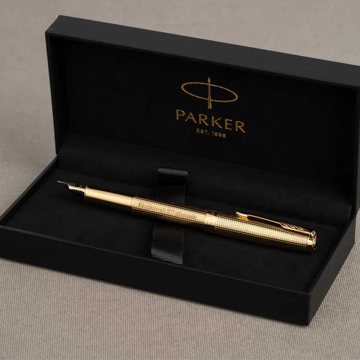 Pi&oacute;ro wieczne Parker Sonnet Cisel&eacute; GT 18k w złotym wykończeniu, prezentowane w eleganckim czarnym etui Parker.