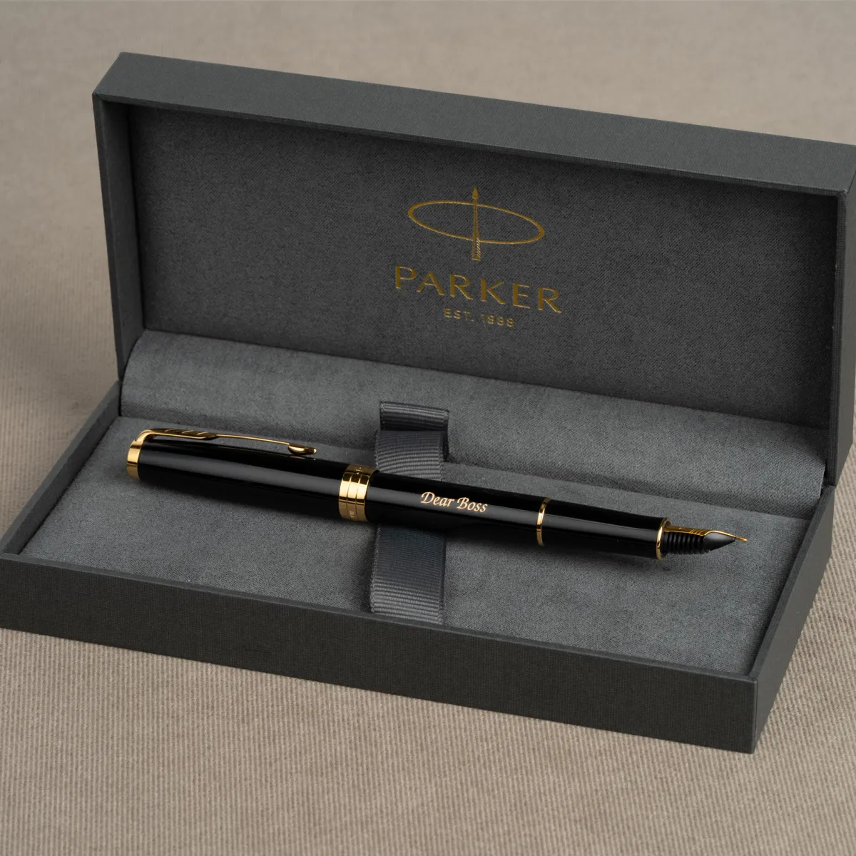 Pióro wieczne Parker Sonnet Czarne GT z grawerem „Dear Boss” w eleganckim etui Parker.
