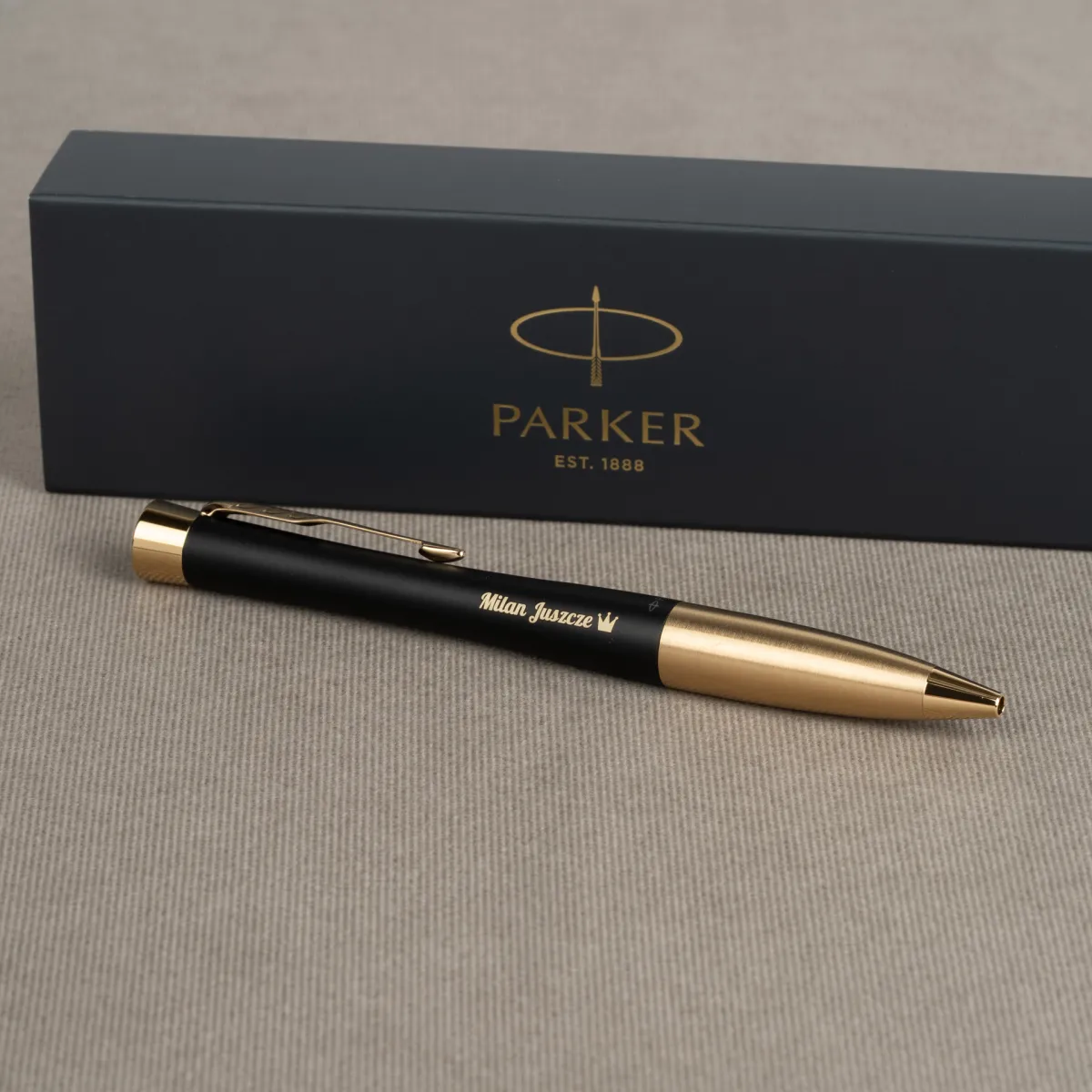 Długopis Parker Urban Czarny Matowy GT z personalizowanym grawerem i eleganckim pudełkiem Parker.