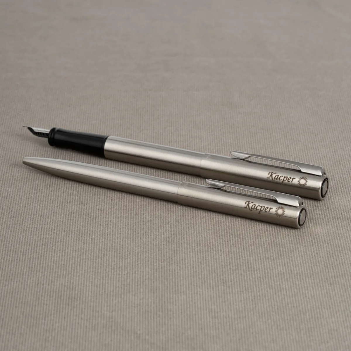 Pióro wieczne i długopis Waterman Allure stalowe CT z personalizowanym grawerem imienia.