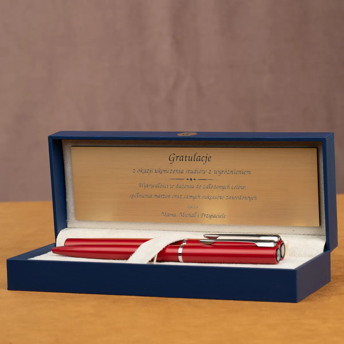 Długopis Waterman Allure czerwony CT w eleganckim etui z dedykacją na tabliczce.