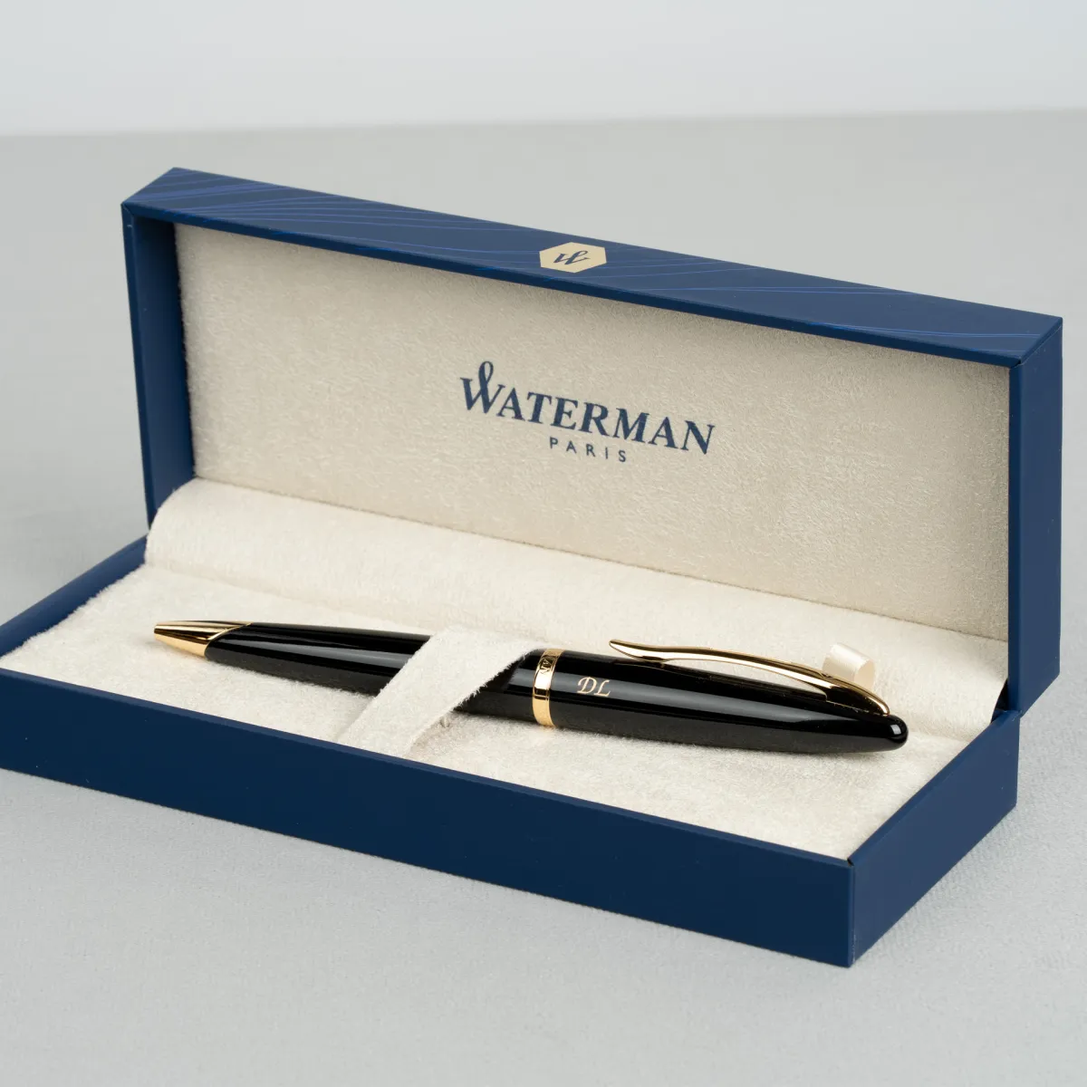 Długopis Waterman Carene Contemporary czarny GT z grawerem inicjał&oacute;w w eleganckim etui.