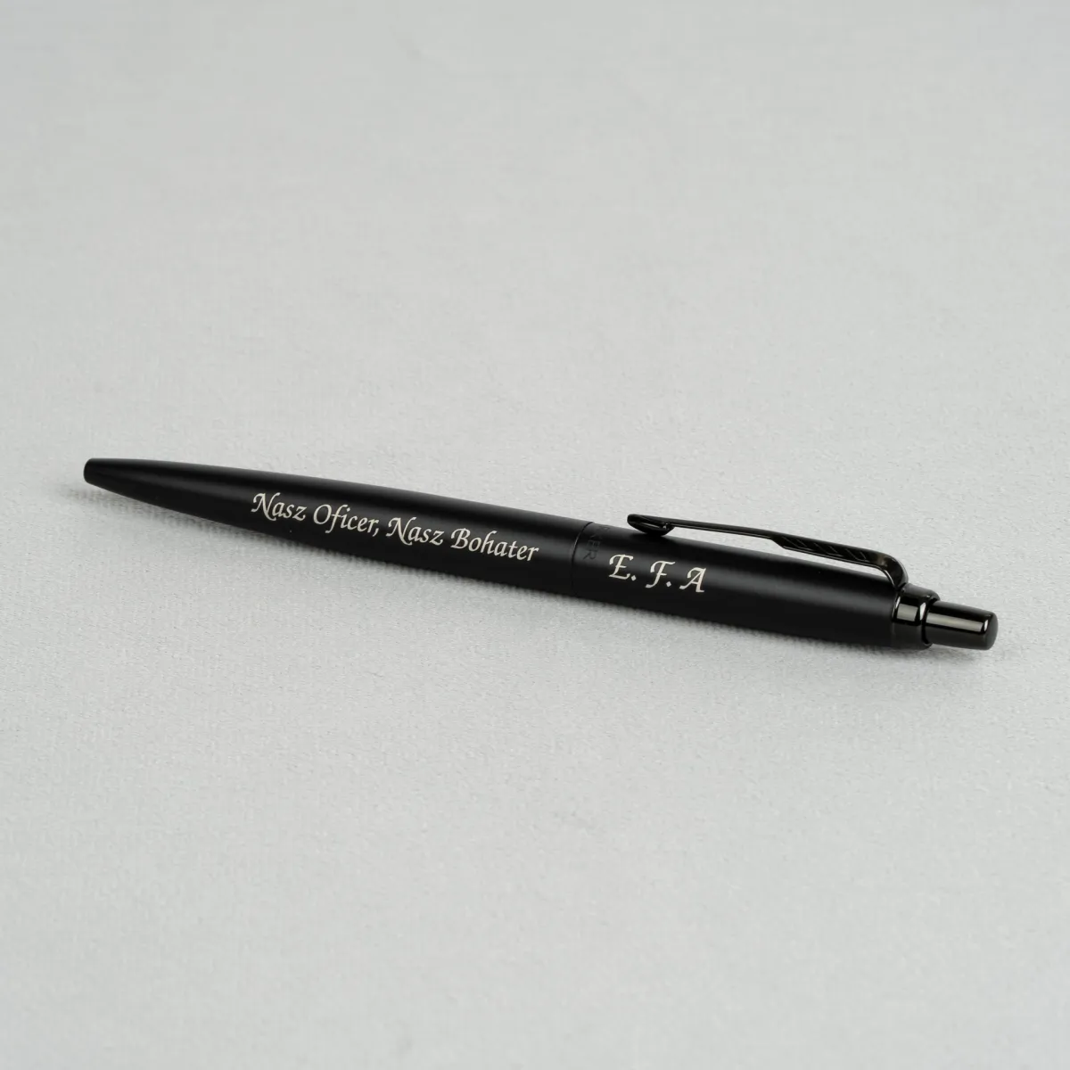 Długopis Parker Jotter XL Monochrome Black z czarnym matowym wykończeniem i personalizowanym grawerem.